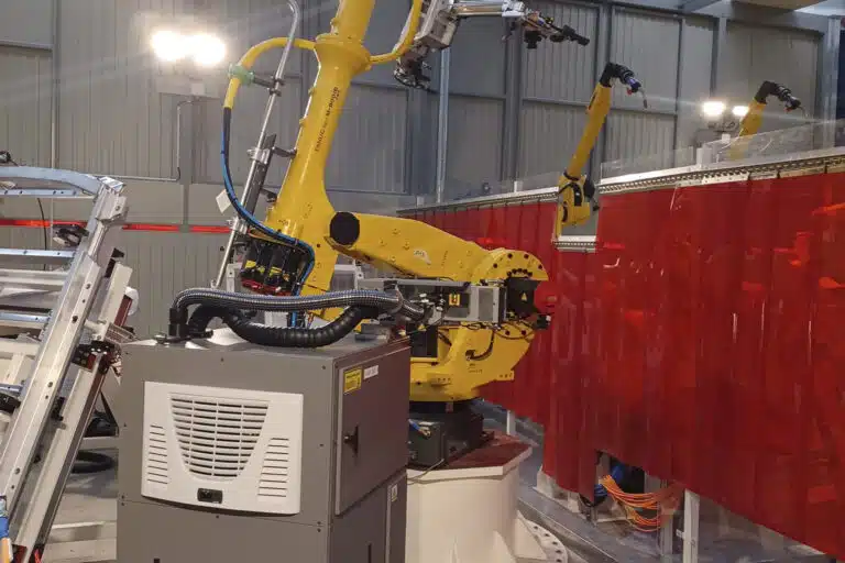 Markieren und Auslesen auf einem Batteriegehäuse in einer Roboterzelle