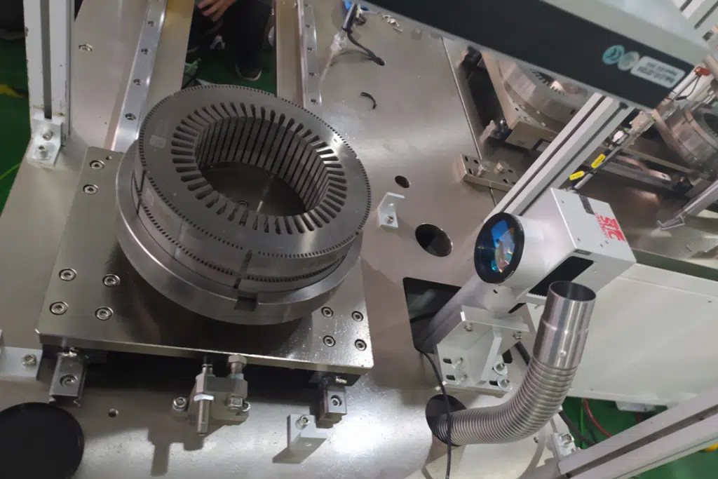 Laserbeschriftung des Kurbelgehäuses eines Motors