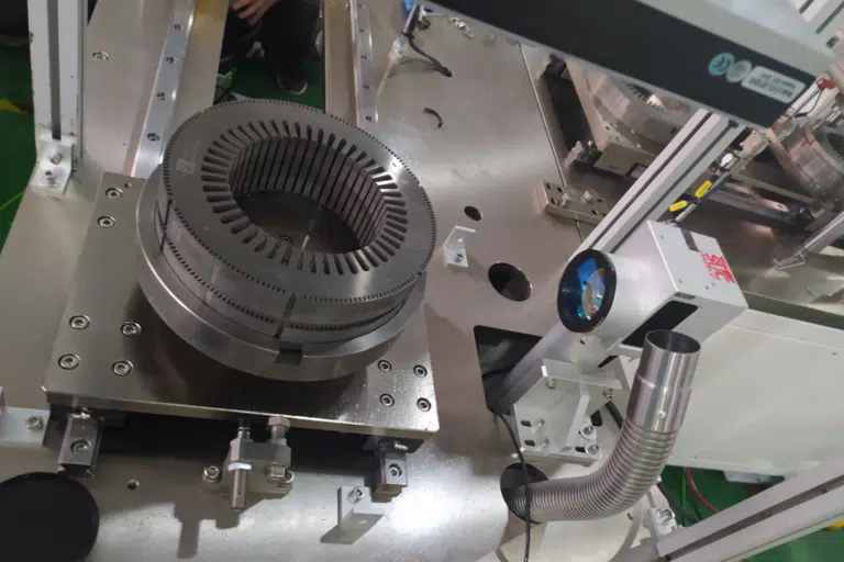 Laserbeschriftung des Kurbelgehäuses eines Motors