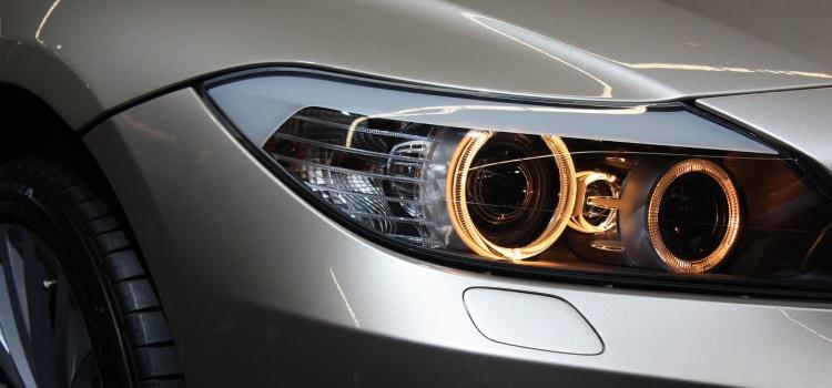 Lasermarkierung in der Beleuchtungsindustrie: Gravur und Codierung von Scheinwerfern und Leuchten