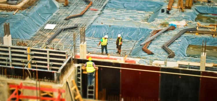 Lasermarkierung in der Bauindustrie: Identifizierung und Rückverfolgbarkeit von Materialien