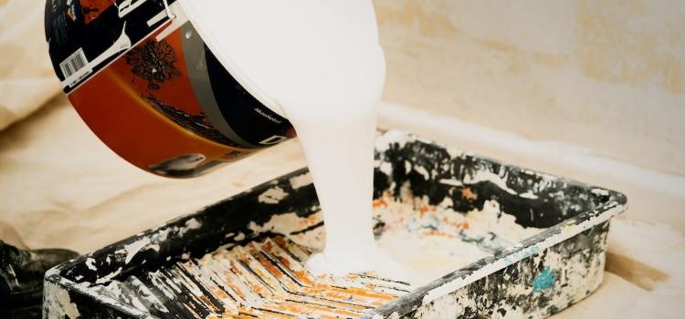 Optimale Codierungs- und Rückverfolgbarkeitslösungen für die Chemie- und Farbenindustrie