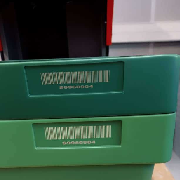 Nadelmarkierung auf Kunststoffboxen